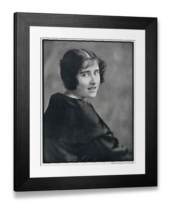Framed Print : Lady Elizabeth Bowes-Lyon (1900 - 2002), year before her engagement to the Duke of York, Albert (later King George VI). Queen consort to King George VI and the mother of Queen Elizabeth II. Date: March 1922 Framed Print : Lady Elizabeth Bowes-Lyon (1900 - 2002), year before her engagement to the Duke of York, Albert (later King George VI). Queen consort to King George VI and the mother of Queen Elizabeth II. Date: March 1922