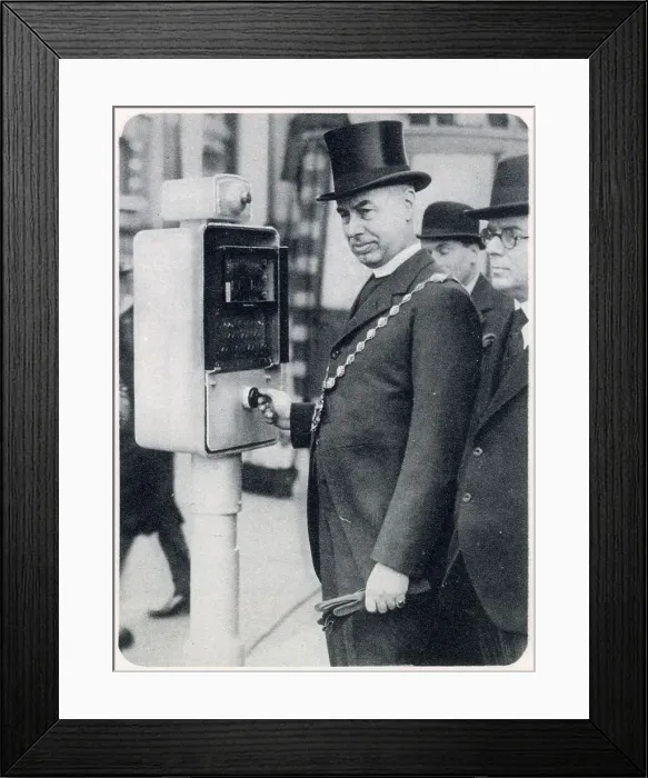 Framed Print : The Major of Westminster and Rev. E St. George Schomberg inaugurating the new traffic light system. Replacing the sixteen policemen which controlled vehicles travelling in Trafalgar Square, London. Date: 3rd April 1933