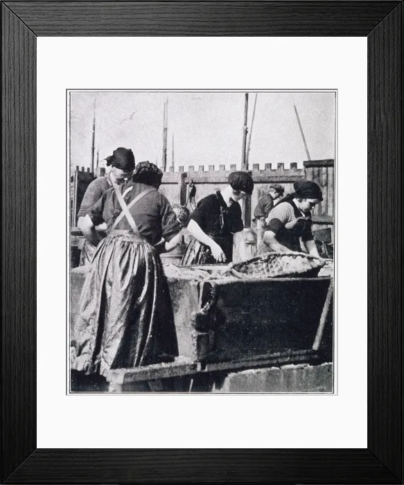 Framed Print : Fisherwomen at Rothesay 1927 Framed Print : Fisherwomen at Rothesay 1927
