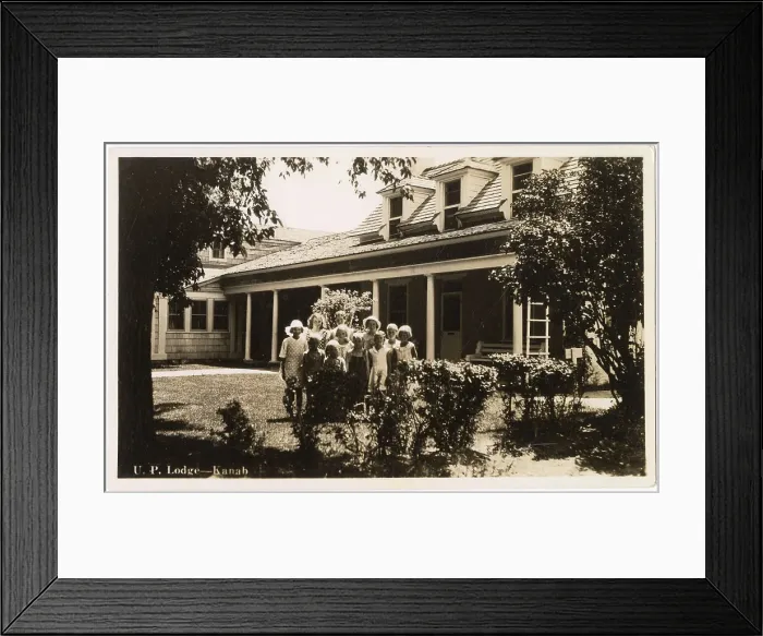 Framed Print : U.P. Lodge, Kanab, Kane County, Utah, USA, with a group of children on the lawn. The lodge was midway between Grand Canyon (Arizona) and Bryce Canyon (Utah). Date: 1930s Framed Print : U.P. Lodge, Kanab, Kane County, Utah, USA, with a group of children on the lawn. The lodge was midway between Grand Canyon (Arizona) and Bryce Canyon (Utah). Date: 1930s