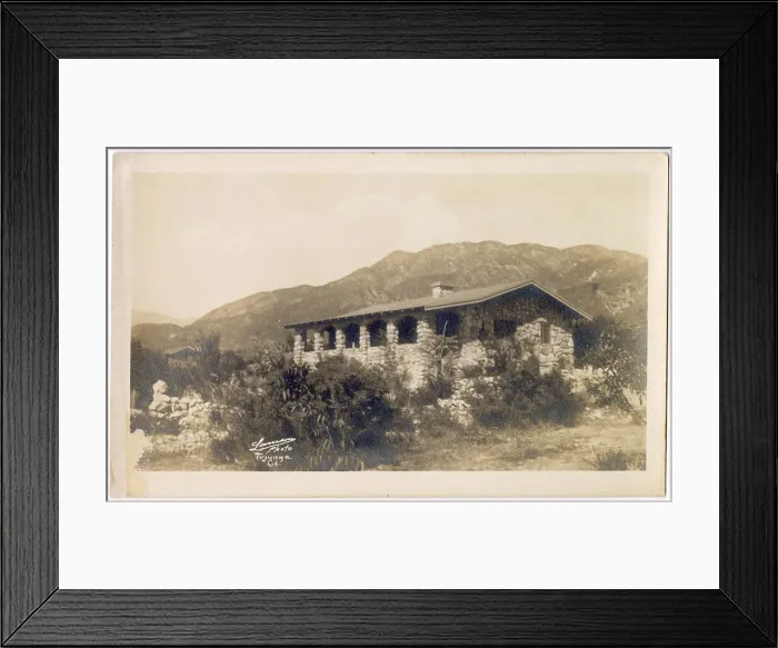Framed Print : Tujunga (Tuyunga), Los Angeles County, California, USA - stone bungalow built with local materials. Date: circa 1920s Framed Print : Tujunga (Tuyunga), Los Angeles County, California, USA - stone bungalow built with local materials. Date: circa 1920s