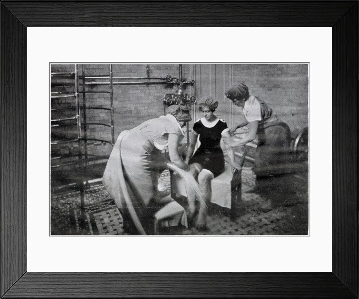 Framed Print : Aix douche-massage been given at Bath, Somerset. The natural hot water was perfectly adapted for treatment. Date: 1921 Framed Print : Aix douche-massage been given at Bath, Somerset. The natural hot water was perfectly adapted for treatment. Date: 1921