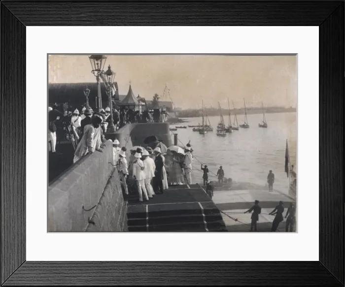 Framed Print : British colonials arrive at Bombay docks, India Framed Print : British colonials arrive at Bombay docks, India