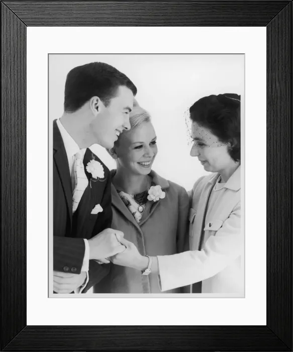 Framed Print : NEWLYWEDS GOING AWAY Framed Print : NEWLYWEDS GOING AWAY