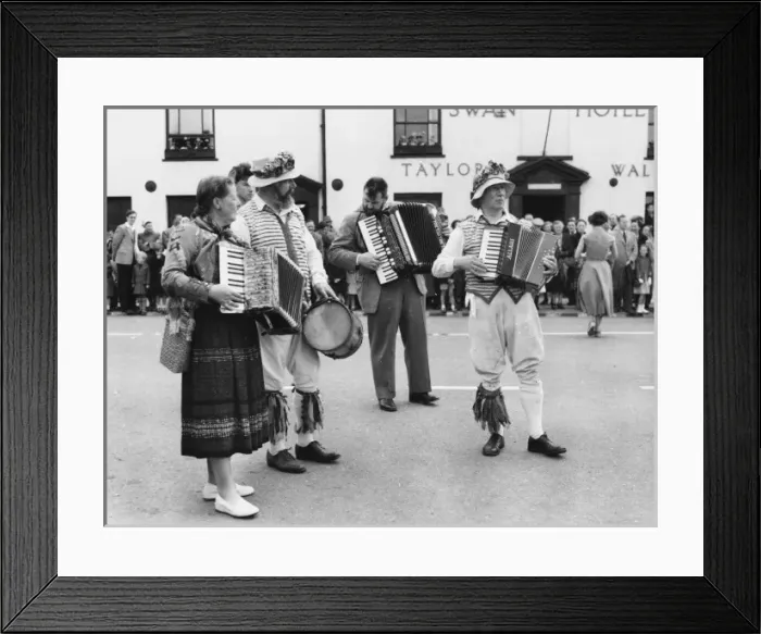 Framed Print : Accordeon / Musto Framed Print : Accordeon / Musto
