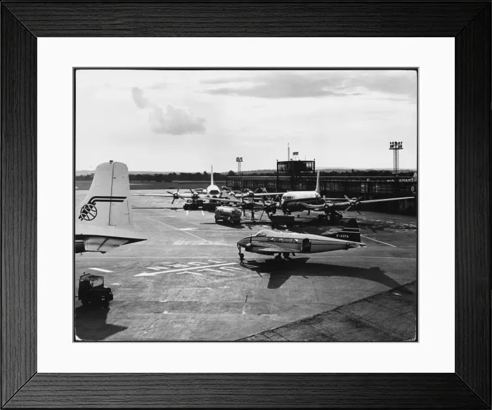 Framed Print : Gatwick Aeroplanes Framed Print : Gatwick Aeroplanes