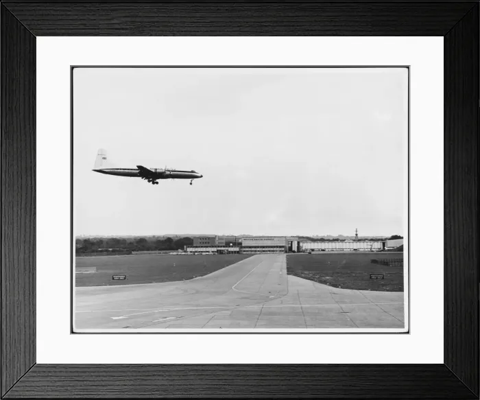Framed Print : Landing at Gatwick Framed Print : Landing at Gatwick