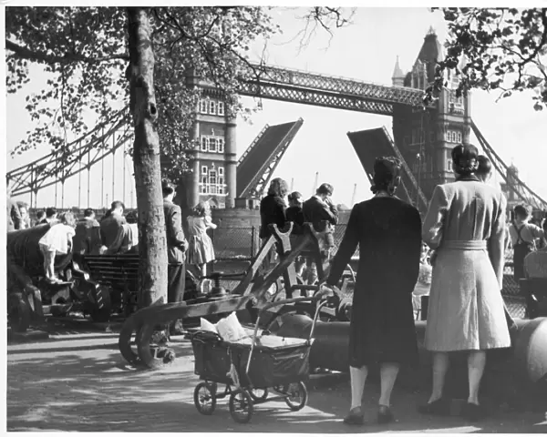 Tower Bridge 1940S