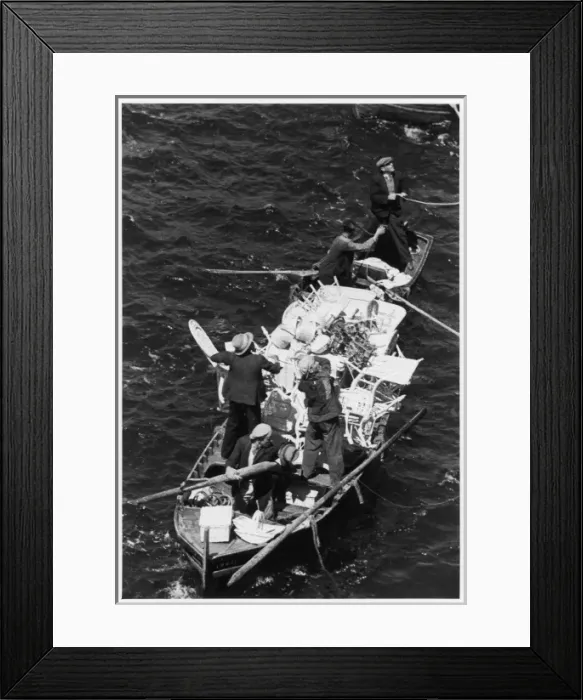 Framed Print : Selling from Boat Framed Print : Selling from Boat