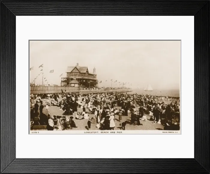 Framed Print : Lowestoft / Beach / Pier / 09 Framed Print : Lowestoft / Beach / Pier / 09
