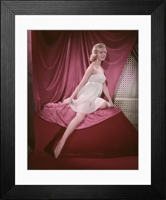 Framed Print : Blonde Pin-Up 4 / Colour Framed Print : Blonde Pin-Up 4 / Colour