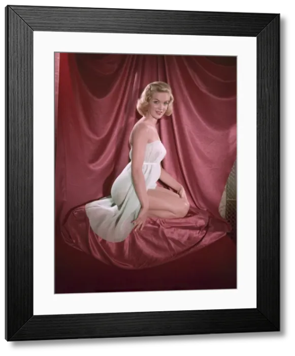 Framed Print : Blonde Pin-Up 6 / Colour Framed Print : Blonde Pin-Up 6 / Colour