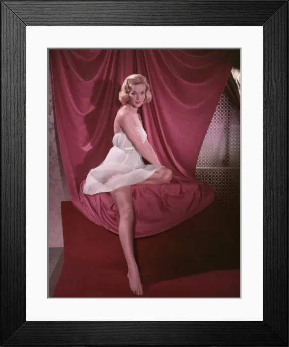 Framed Print : Blonde Pin-Up 5 / Colour Framed Print : Blonde Pin-Up 5 / Colour