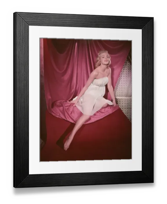 Framed Print : Blonde Pin-Up 2 / Colour Framed Print : Blonde Pin-Up 2 / Colour