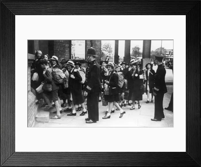 Framed Print : Evacuees / Station 1940 Framed Print : Evacuees / Station 1940