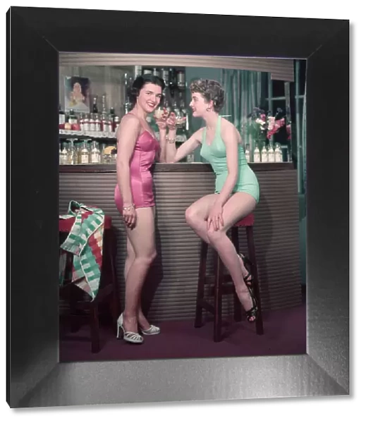 Cocktail Girls 1950S 3  /  4