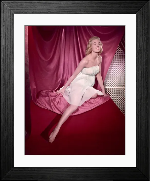 Framed Print : Blonde Pin-Up 7 / Colour Framed Print : Blonde Pin-Up 7 / Colour