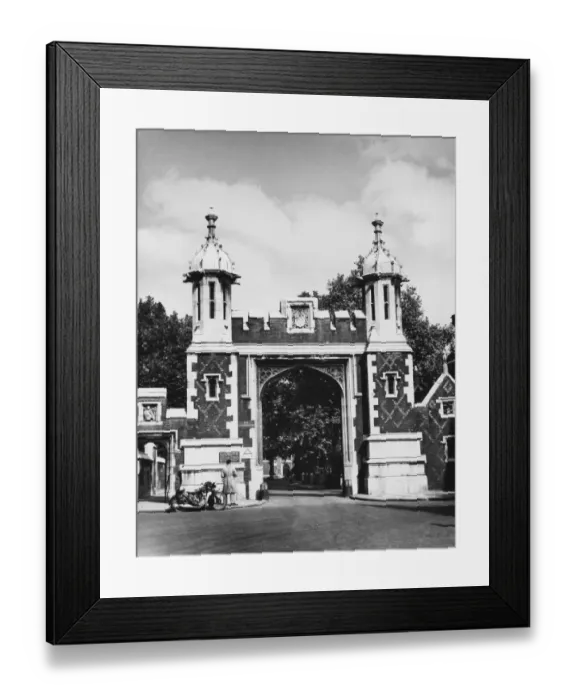 Framed Print : LINCOLNs INN GATE / 1939 Framed Print : LINCOLNs INN GATE / 1939