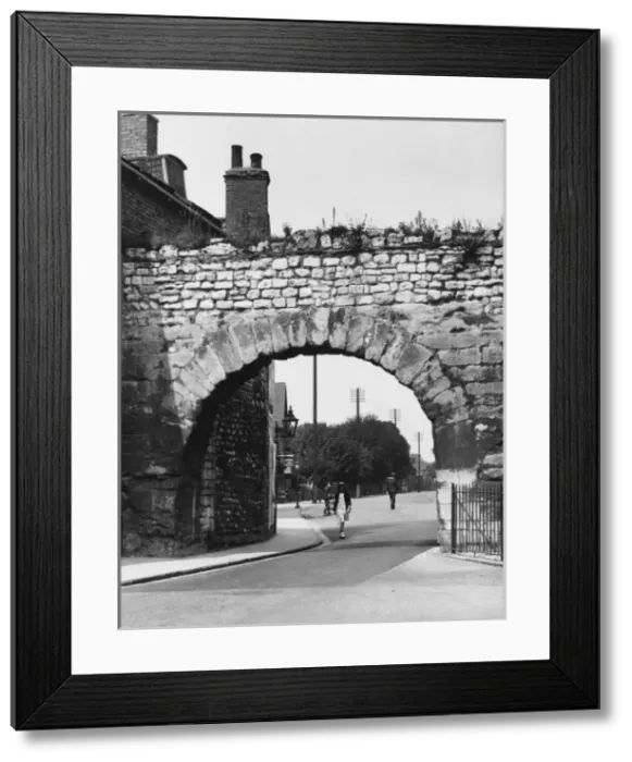 Framed Print : Lincoln / Roman Arch / 1940S Framed Print : Lincoln / Roman Arch / 1940S