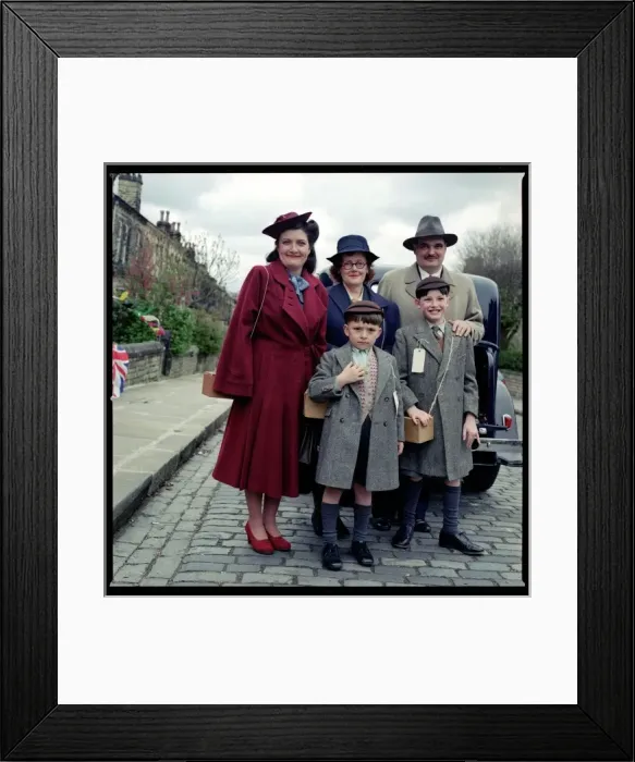 Framed Print : 1940S FAMILY Framed Print : 1940S FAMILY