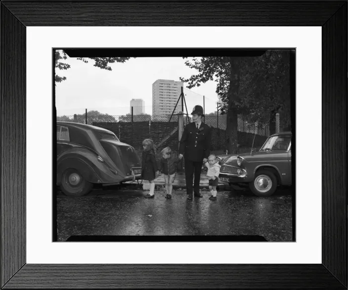 Framed Print : Police Officer / Children Framed Print : Police Officer / Children
