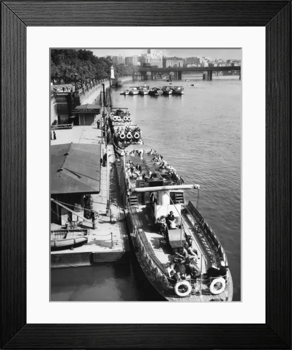 Framed Print : London Tourist Boats Framed Print : London Tourist Boats