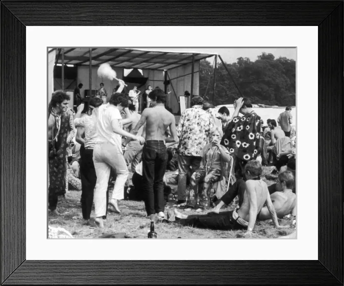 Framed Print : Hippies / Woburn 1967 Framed Print : Hippies / Woburn 1967