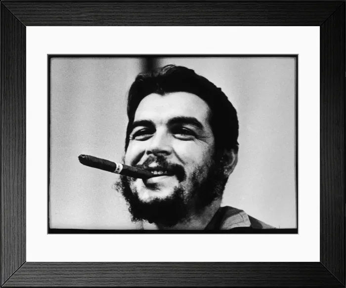 Framed Print : Che Guevara / Smoking Framed Print : Che Guevara / Smoking