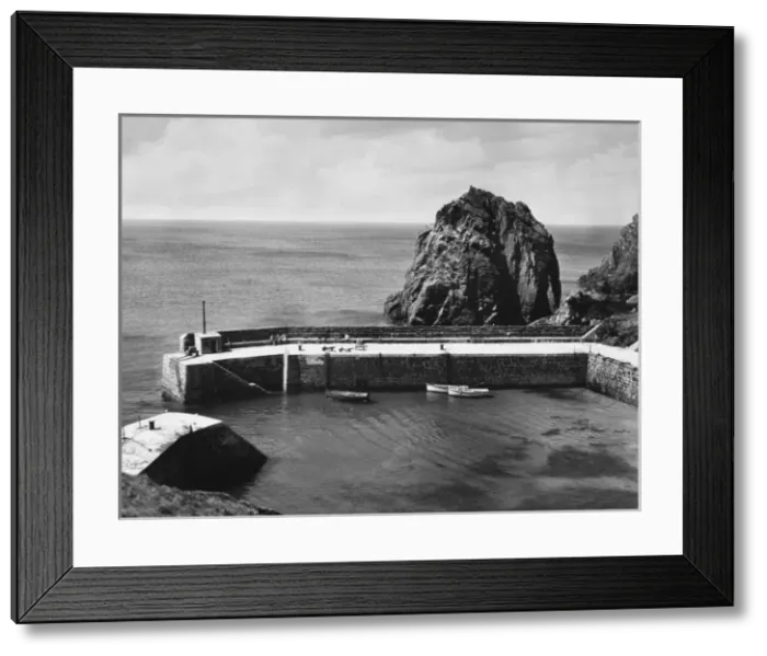 Framed Print : England / Mullion Cove Framed Print : England / Mullion Cove