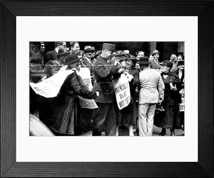 Framed Print : French Suffragettes in Paris, 1936 Framed Print : French Suffragettes in Paris, 1936