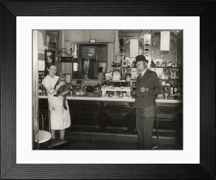 Framed Print : Gent in Sloane Sq. Pub Framed Print : Gent in Sloane Sq. Pub