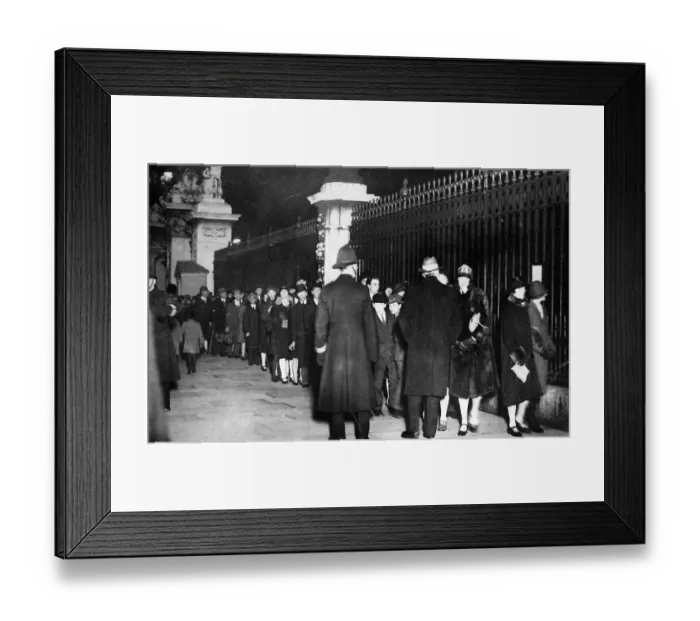 Framed Print : Night scene outside the gates of Buckingham Palace. Crowds w Framed Print : Night scene outside the gates of Buckingham Palace. Crowds w