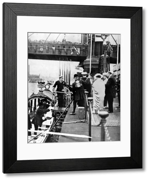 Framed Print : King George V and Queen Mary at Cadogan Pier, London, August
