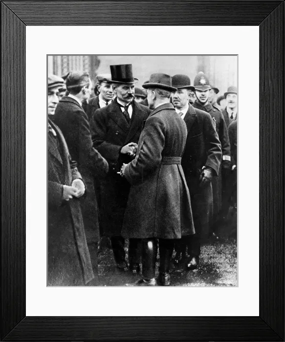 Framed Print : Ramsay MacDonald leaving Buckingham Palace, 1924 Framed Print : Ramsay MacDonald leaving Buckingham Palace, 1924