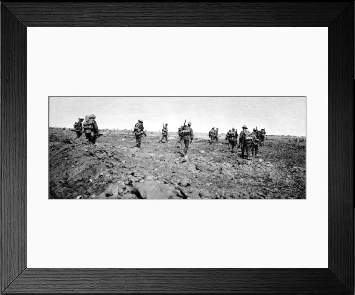 Framed Print : British soldiers advancing as reinforcements Framed Print : British soldiers advancing as reinforcements
