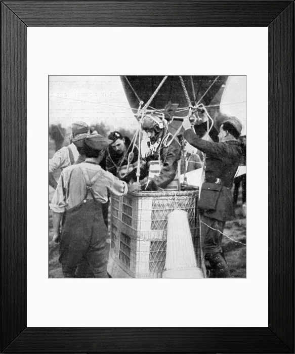 Framed Print : A British observation-officers parachute being tested Framed Print : A British observation-officers parachute being tested