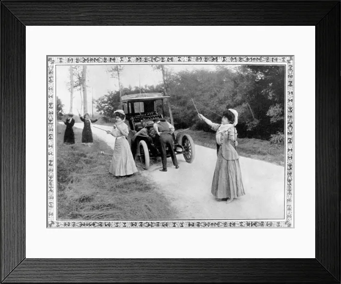 Framed Print : Women playing Diabolo, 1907 Framed Print : Women playing Diabolo, 1907