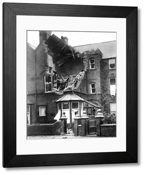 Framed Print : Wrecked by a German naval shell: A house in Lonsdale Road, Scarborough Framed Print : Wrecked by a German naval shell: A house in Lonsdale Road, Scarborough