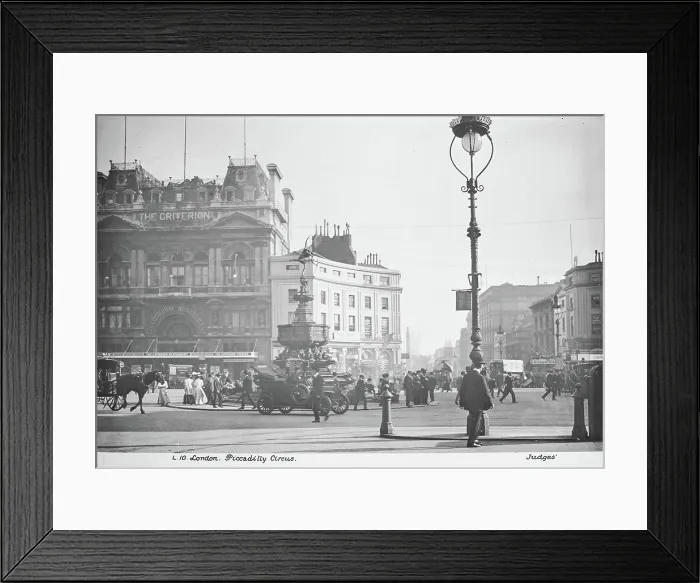 Framed Print : Piccadilly Circus, London Framed Print : Piccadilly Circus, London