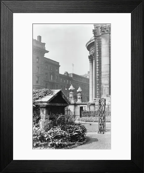 Framed Print : St. Paul's Churchyard in London Framed Print : St. Paul's Churchyard in London
