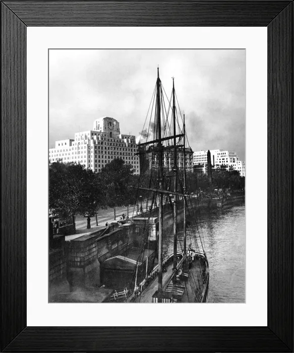 Framed Print : The Embankment, London, 1932 Framed Print : The Embankment, London, 1932