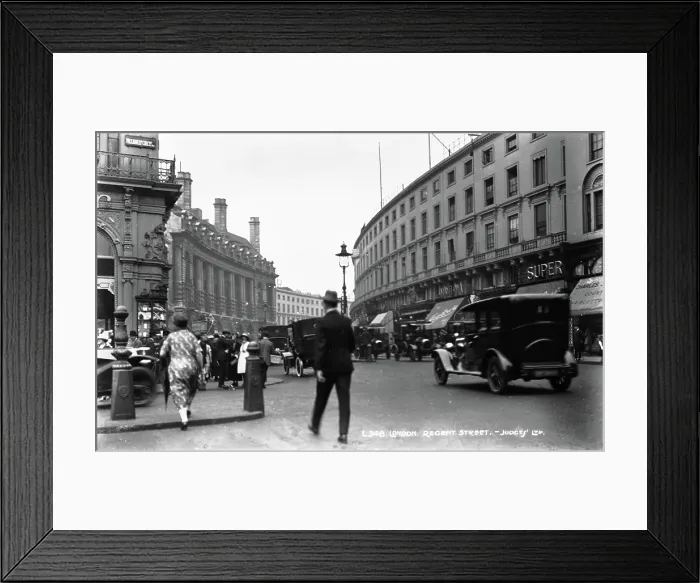 Framed Print : Busy Scene on Regent Street, London Framed Print : Busy Scene on Regent Street, London