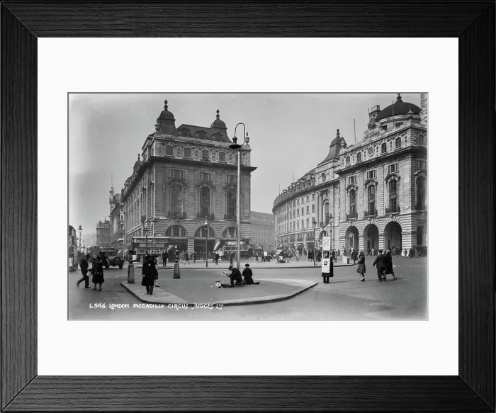 Framed Print : Piccadilly Circus in the 1930s Framed Print : Piccadilly Circus in the 1930s