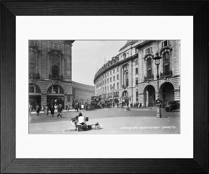 Framed Print : Busy Scene at Regent Street, London Framed Print : Busy Scene at Regent Street, London