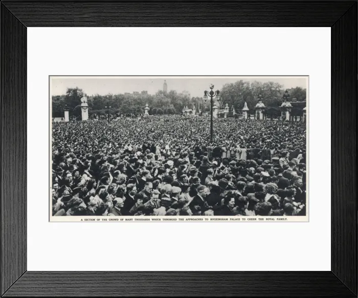 Framed Print : VE Day. Crowds to welcome King George VI and Queen Mary as they appeared Framed Print : VE Day. Crowds to welcome King George VI and Queen Mary as they appeared