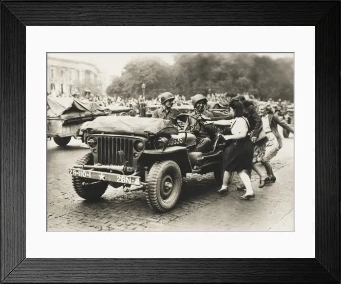 Framed Print : French Girls welcome the American troops Framed Print : French Girls welcome the American troops