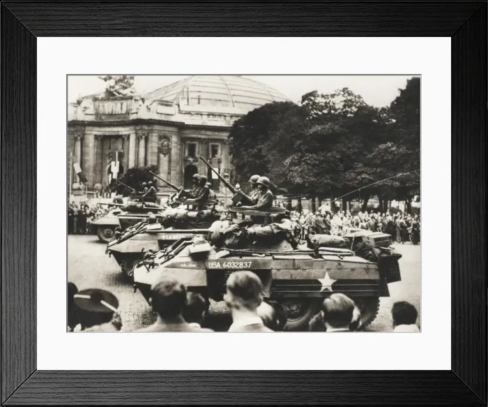 Framed Print : American Tanks in front of the Grand Palais Framed Print : American Tanks in front of the Grand Palais