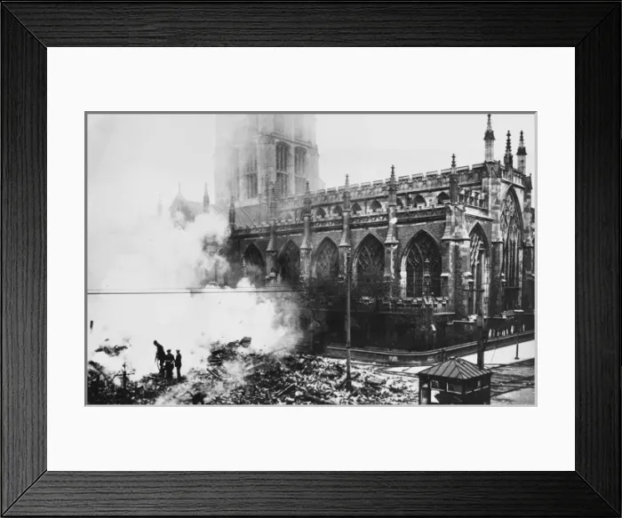 Framed Print : Air raid on Hull, June 1915 Framed Print : Air raid on Hull, June 1915