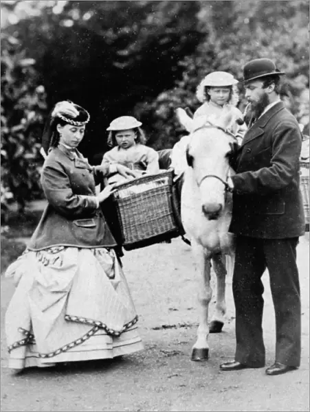 Princess Alice and Grand Duke Louis of Hesse with children