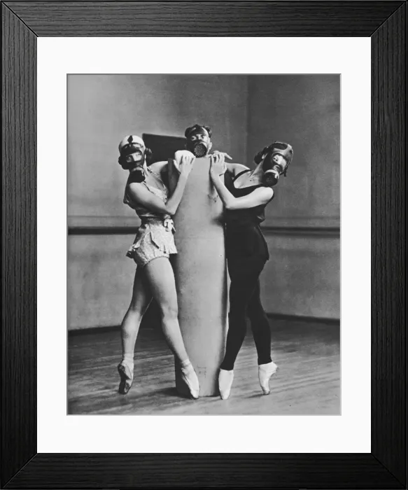 Framed Print : Gas-mask pas de trois Framed Print : Gas-mask pas de trois
